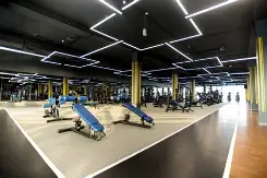 Misma sala ya con piso e iluminación instalada